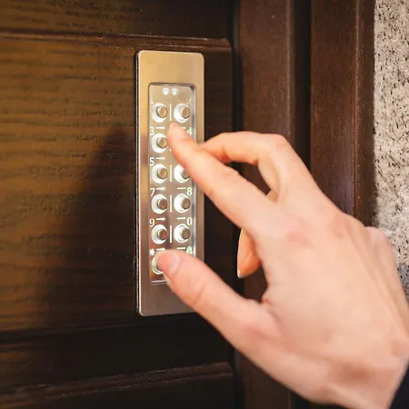 Affittacamere Palazzo Canetti - Piazza Grande - Suites&rooms - Easy Self Check-in Locarno